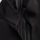 Nora | Robe noire raffinée avec ceinture et col montant