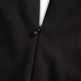 Nora | Robe noire raffinée avec ceinture et col montant